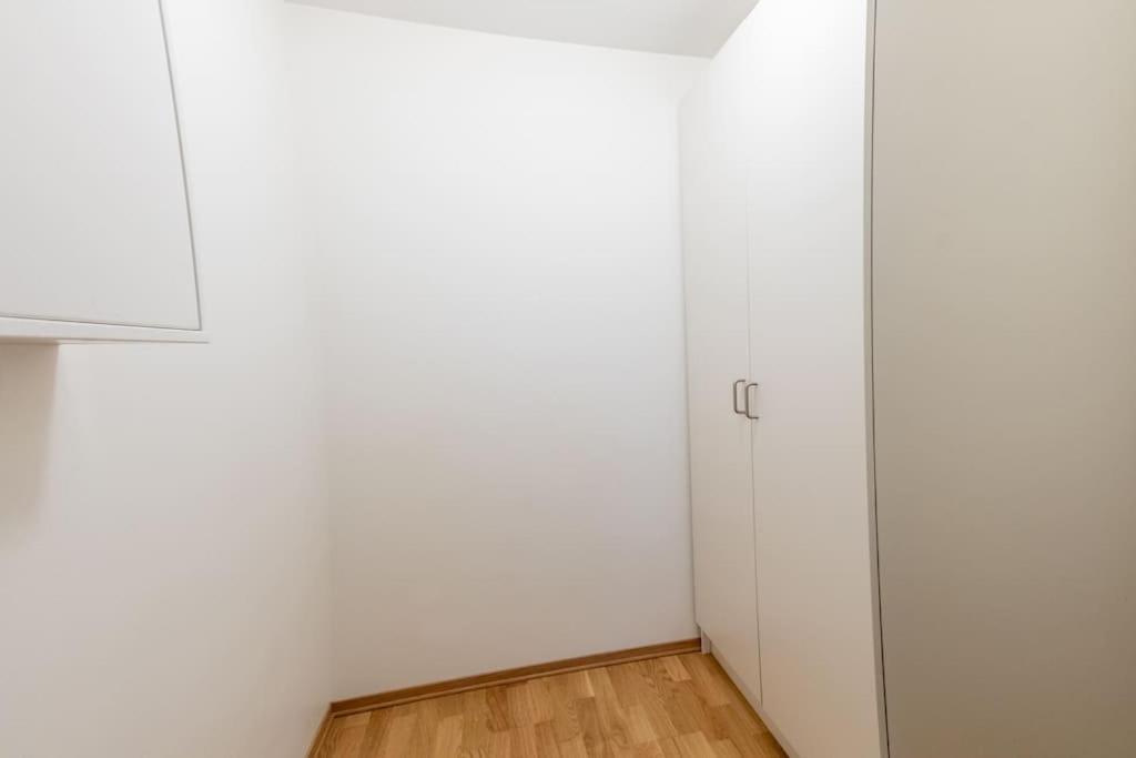 Modern 3br Downtown Apt, Free Parking, High Standard * Alesund